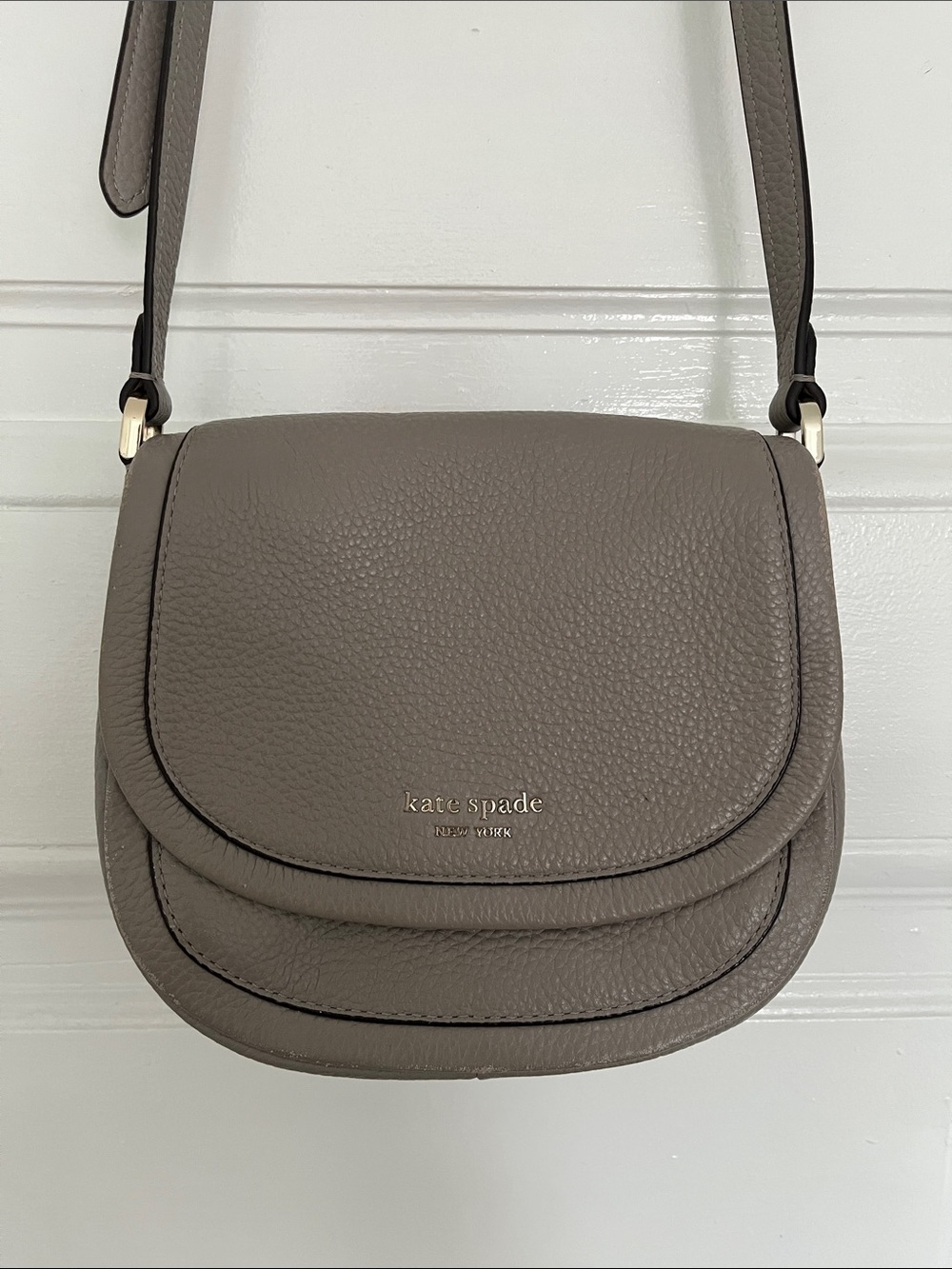 Kate Spade taupe gray pebbled leather crossbody bag